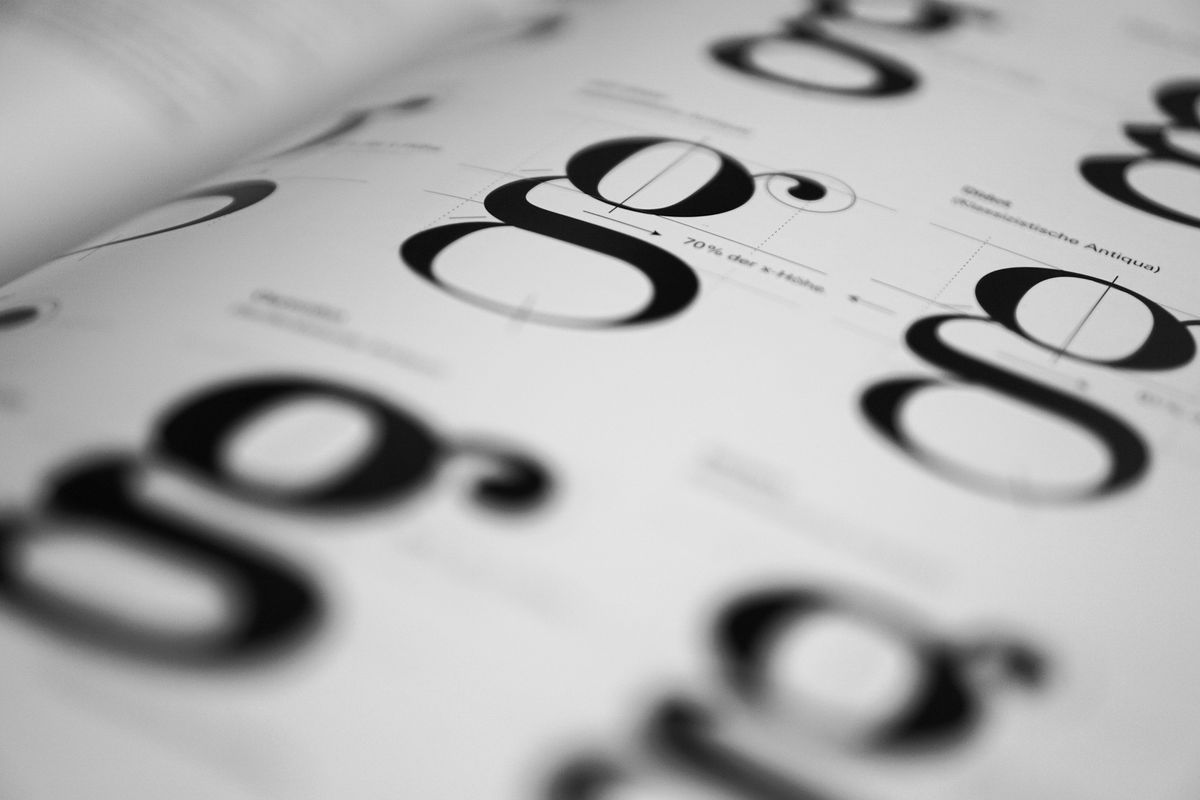 Close-up view of a typography focusing on the letter 'g', reflecting effective font use in AI-enhanced productivity.